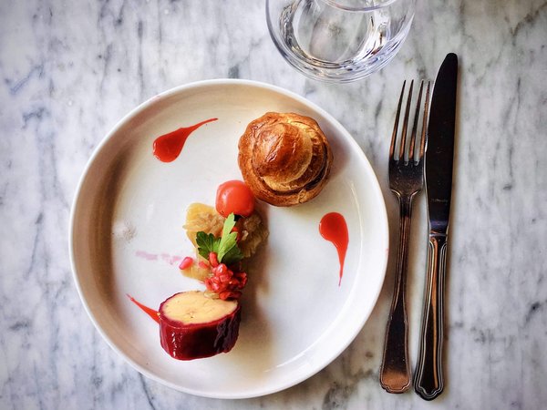 What's the Best Way to Assemble a Fresh Vietnamese Banh Xeo with Crispy Edges?